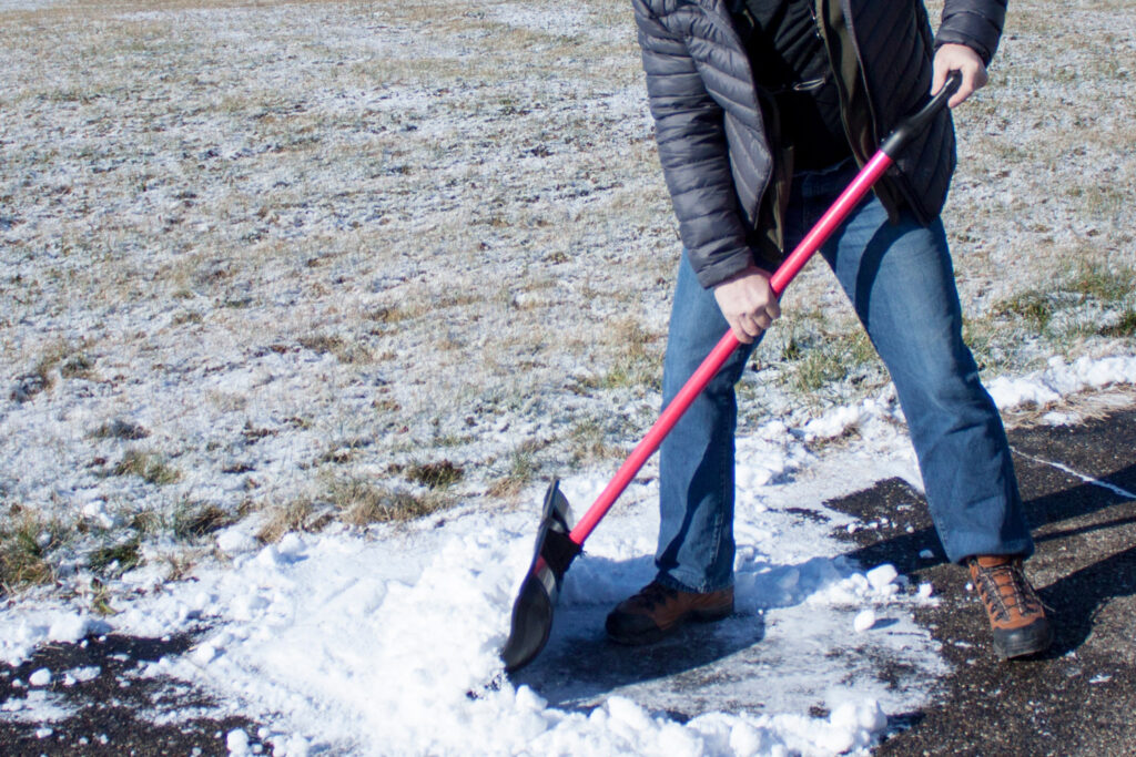 22" Combination Snow Shovel / Pusher in action 01