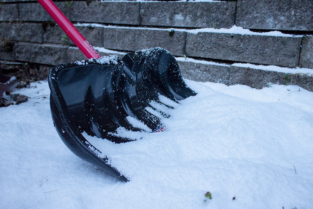 callout-snow 22" Combination Snow Shovel / Pusher in snow