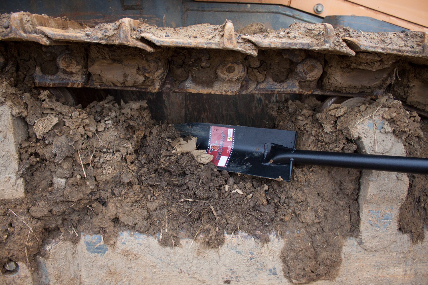Track shovel prying